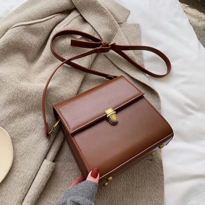 sac à bandoulière marron en simili cuir élégant, accessoire pratique et chic pour femme moderne