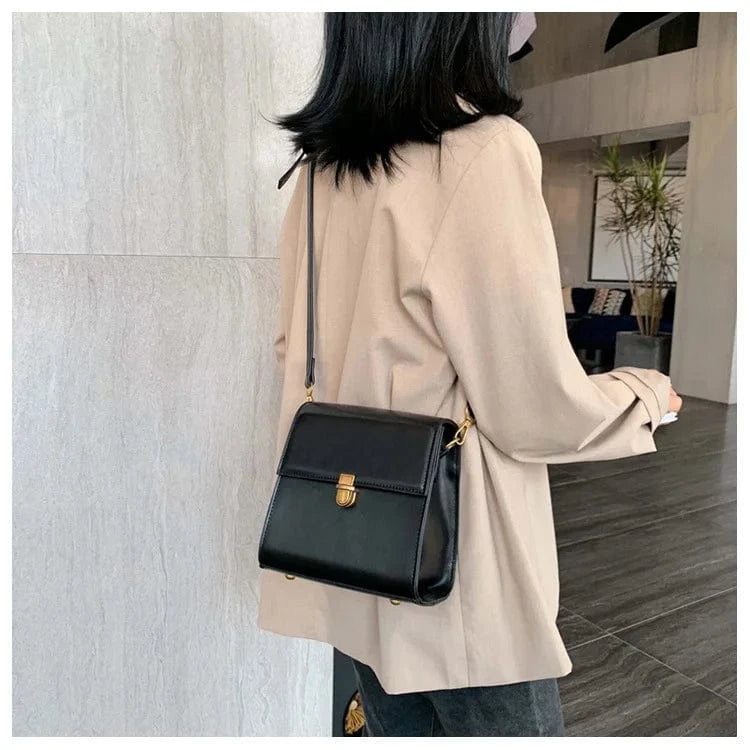 sac à bandoulière noir élégant pour soirée chic ou look casual, accessoire mode femme tendance