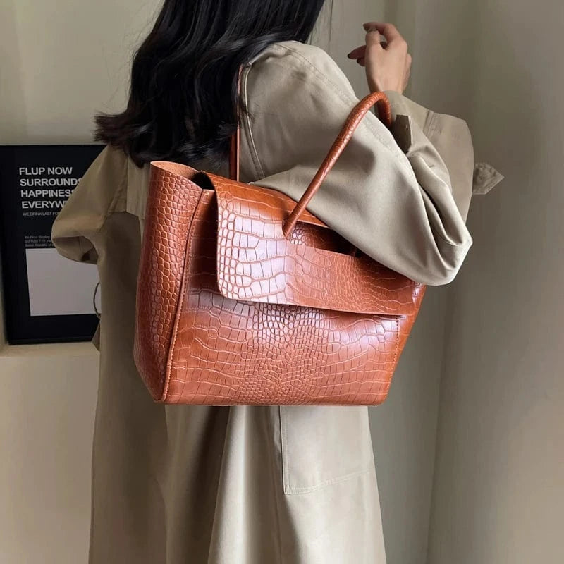 sac à main marron clair effet crocodile élégant pour soirée chic ou mariage invité classe