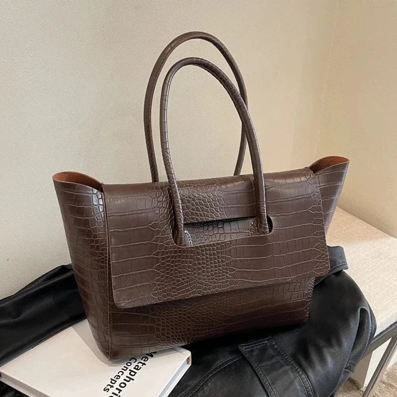 sac à main marron effet crocodile élégant pour soirée chic ou mariage invité tendance