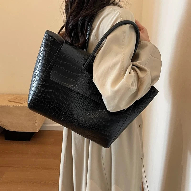 sac à main noir effet crocodile élégant pour soirée chic ou mariage invité, accessoire mode tendance