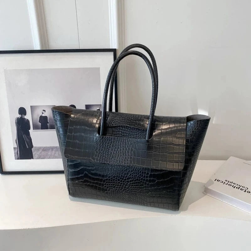 sac à main élégant noir effet crocodile, accessoire chic pour soirée ou mariage invité classy