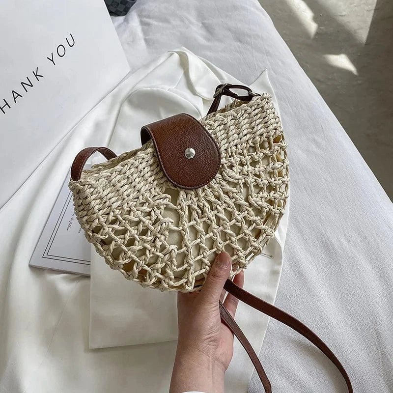 sac à main en paille bohème pour plage été, couleur beige avec anses rondes en bois naturel