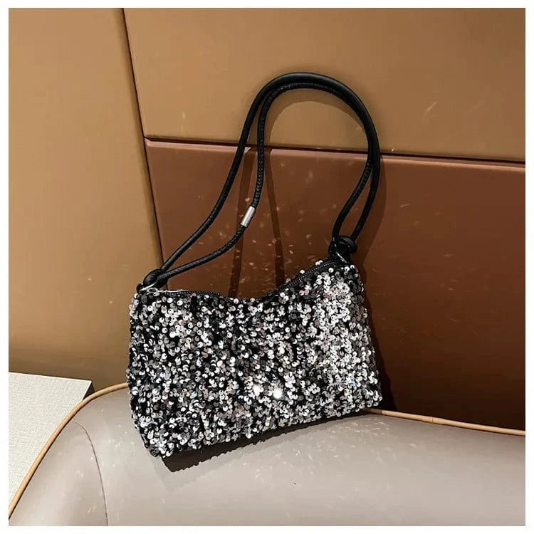 sac à main soirée paillette argenté chic pour mariage ou nouvel an avec robe élégante femme