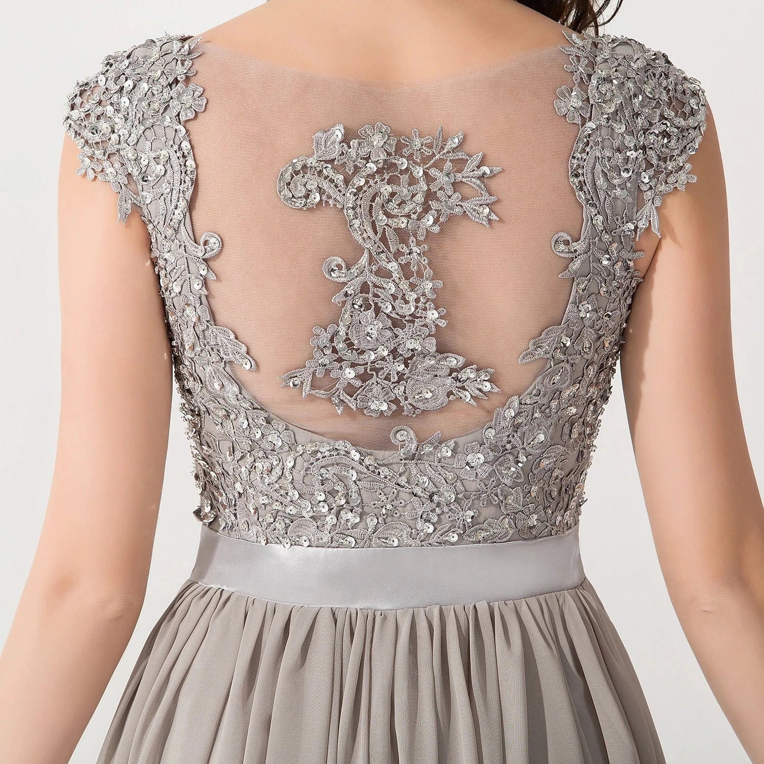 robe de soirée mariage longue en dentelle chic couleur noire silhouette princesse sans manches