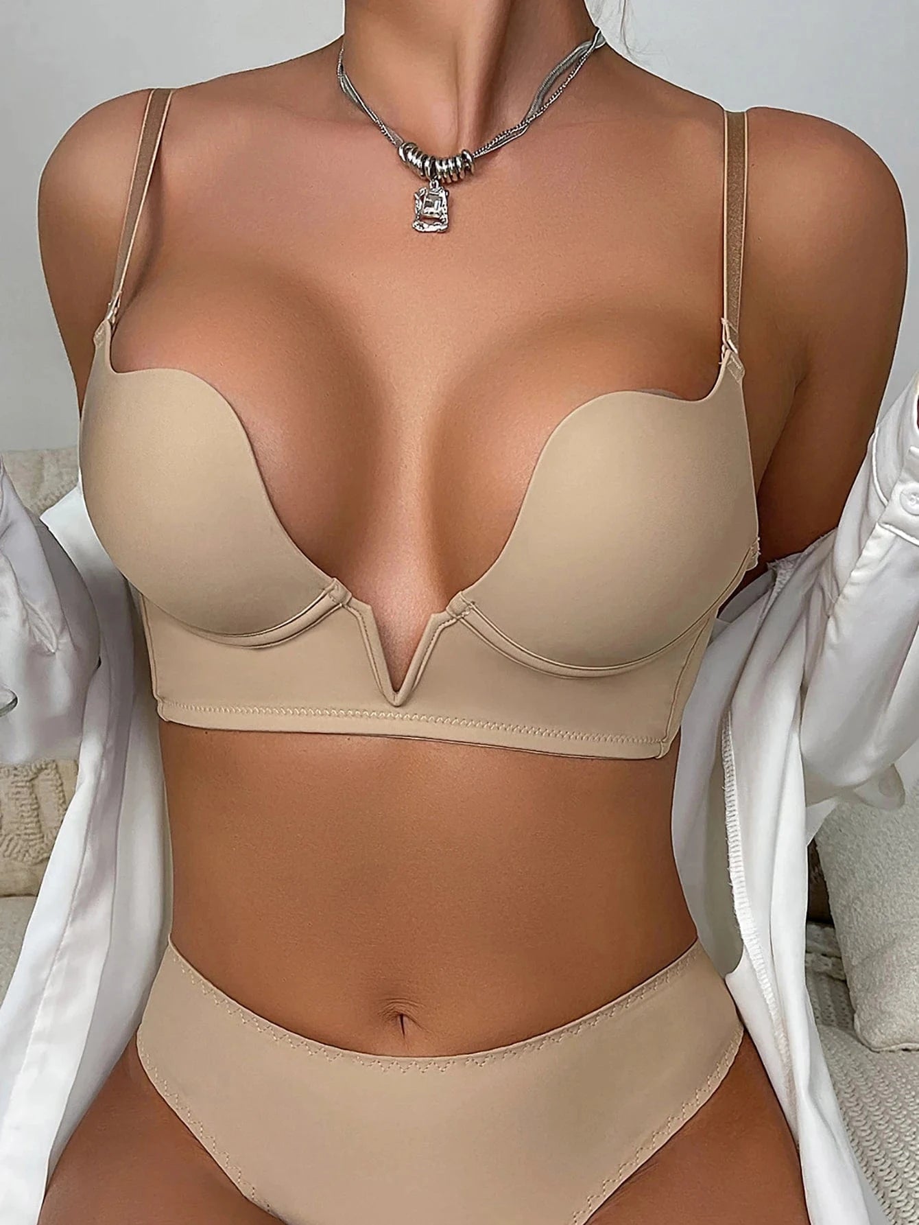 Soutien-gorge push-up beige confortable et élégant, parfait sous une robe moulante ou décolletée