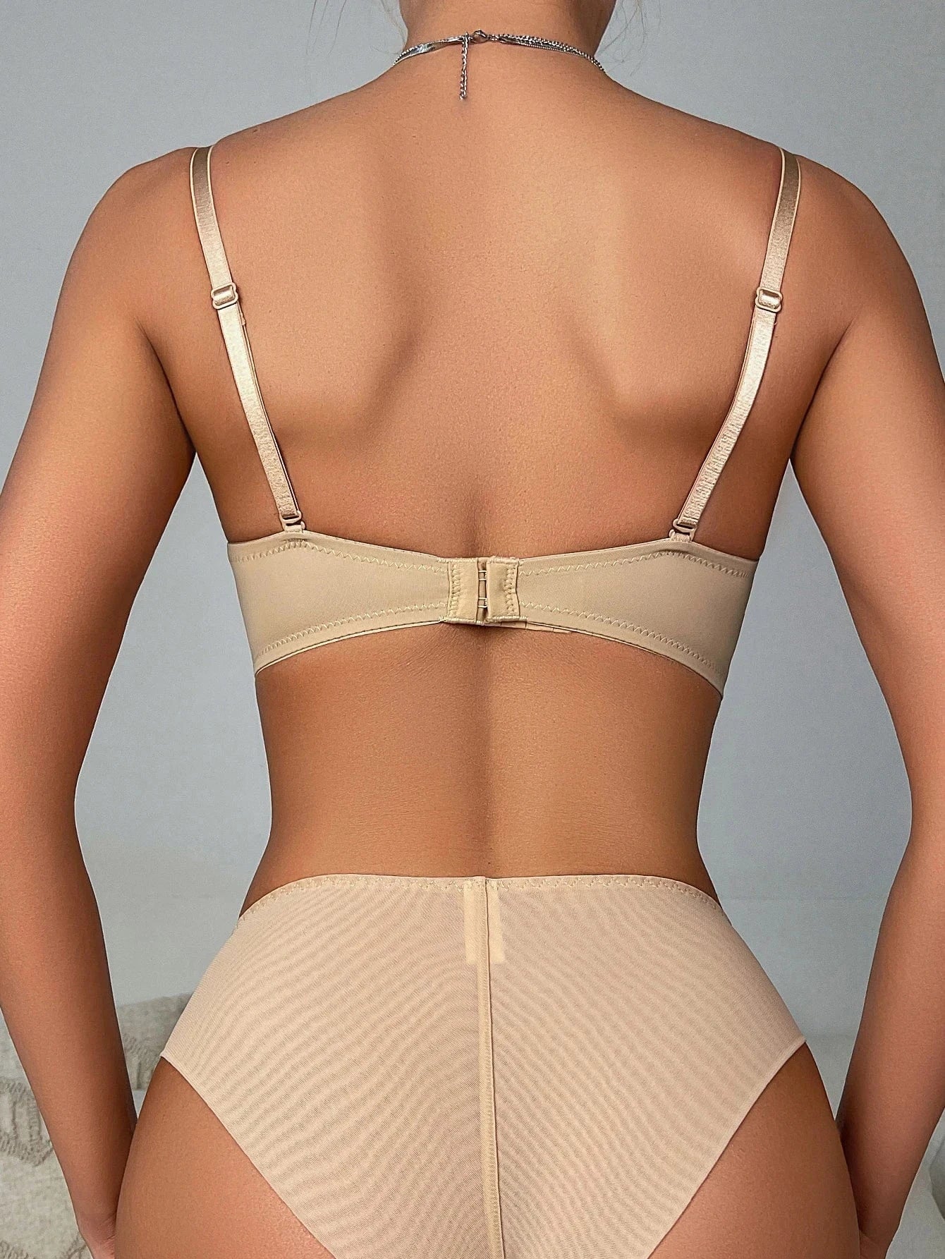 soutien-gorge push-up beige chic sans manches décolleté pour soirée habillée ou occasion spéciale