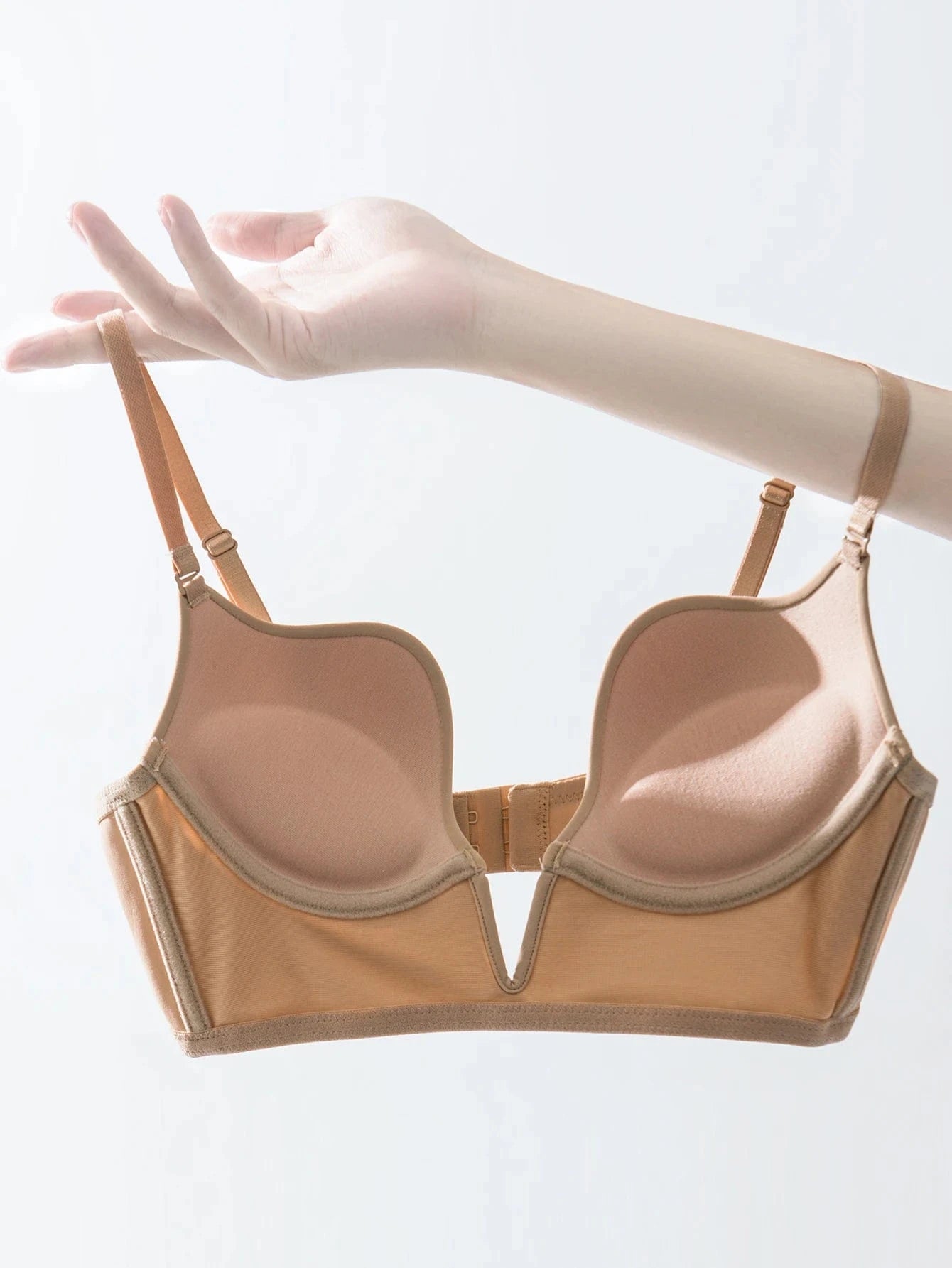 soutien-gorge push-up beige chic en dentelle, élégant pour soirée romantique ou événement raffiné