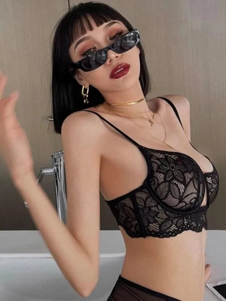 Soutien-gorge sexy noire en dentelle pour soirée chic avec décolleté et dos nu élégant