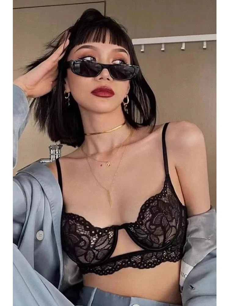 soutien-gorge sexy noir en dentelle pour soirée chic avec décolleté plongeant et style élégant