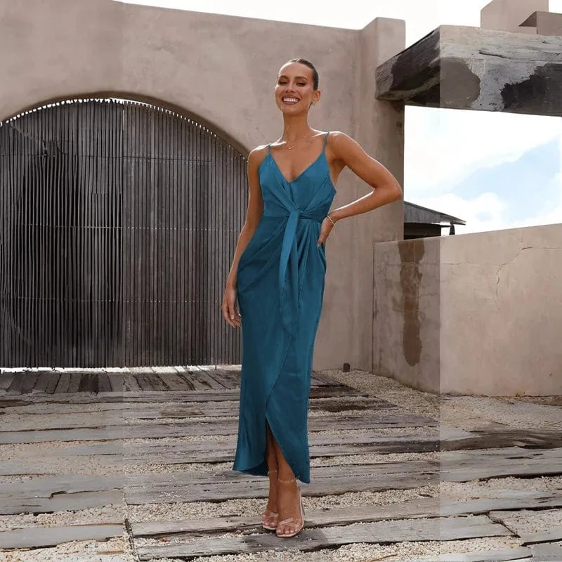 robe satinée pour mariage invitée chic longue trapèze verte manches courtes élégante et fluide