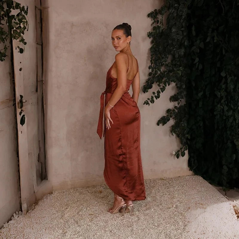 robe satinée longue pour mariage invitée chic, élégante coupe droite manches courtes vert sauge