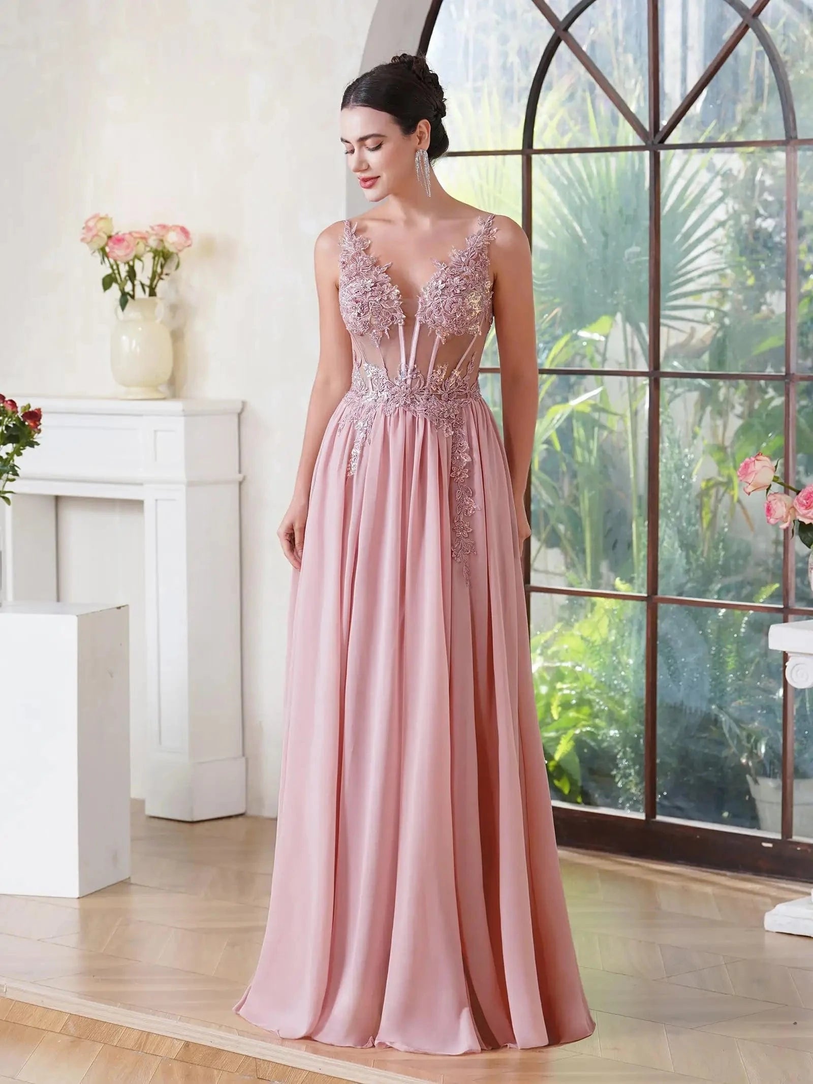 robe longue soirée sexy en tulle avec appliqués, dos nu et style glamour pour mariage ou gala