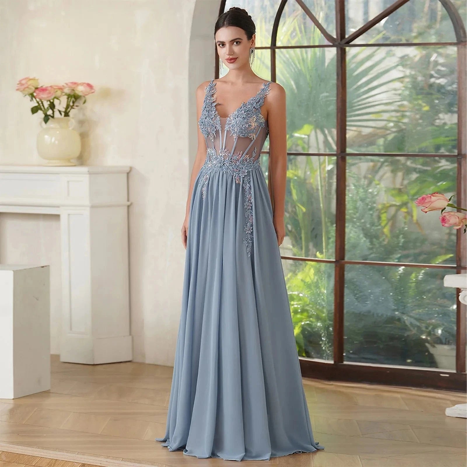 robe longue soirée sexy en tulle avec appliqués, coupe moulante et décolleté, manches longues élégantes