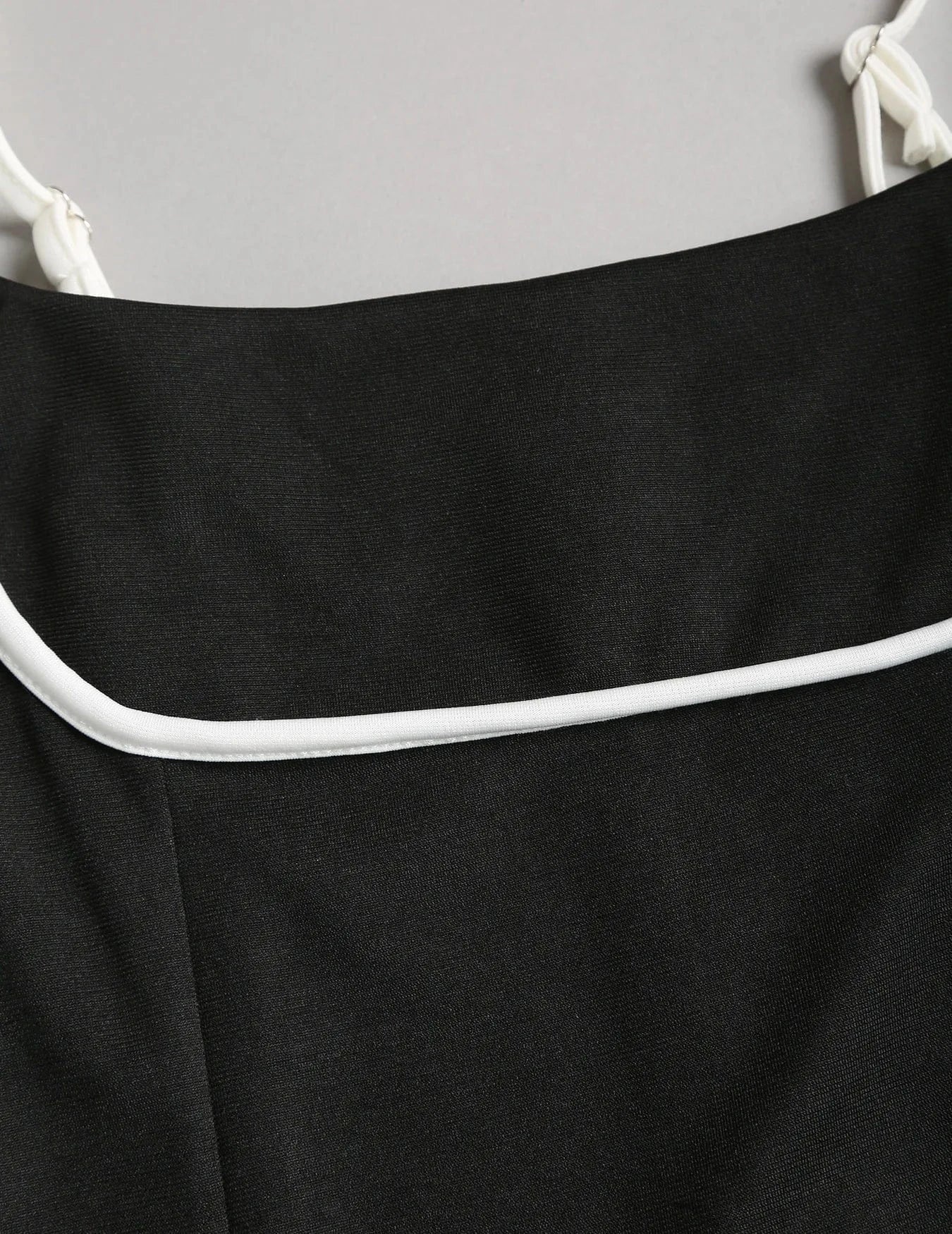 robe de soirée moulante longue chic noire décolleté fendue sans manches élégante pour mariage invité