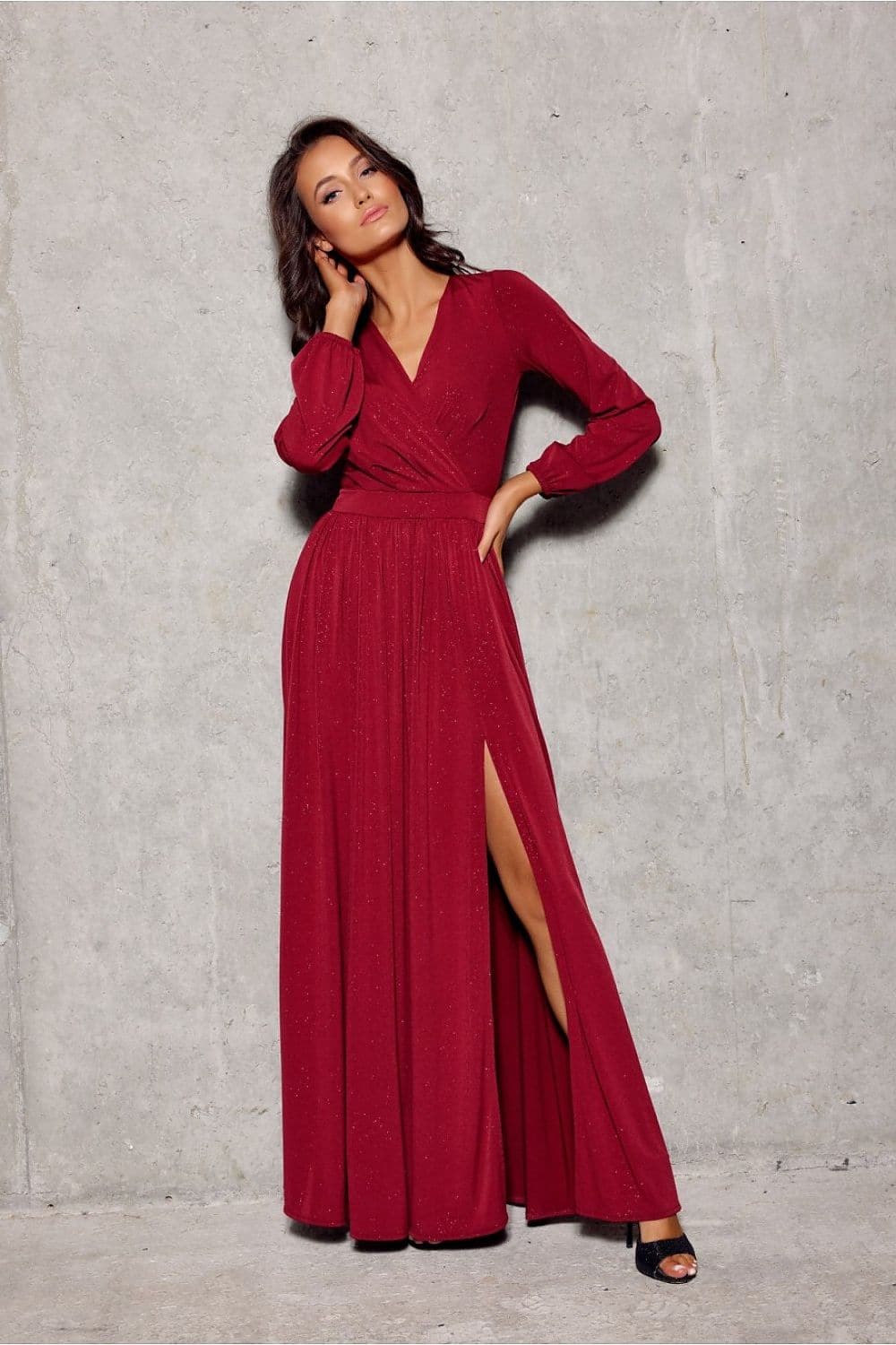Robe longue rouge de soirée chic avec manches longues, idéale pour cocktail ou mariage, avec fente élégante et silhouette trapèze.