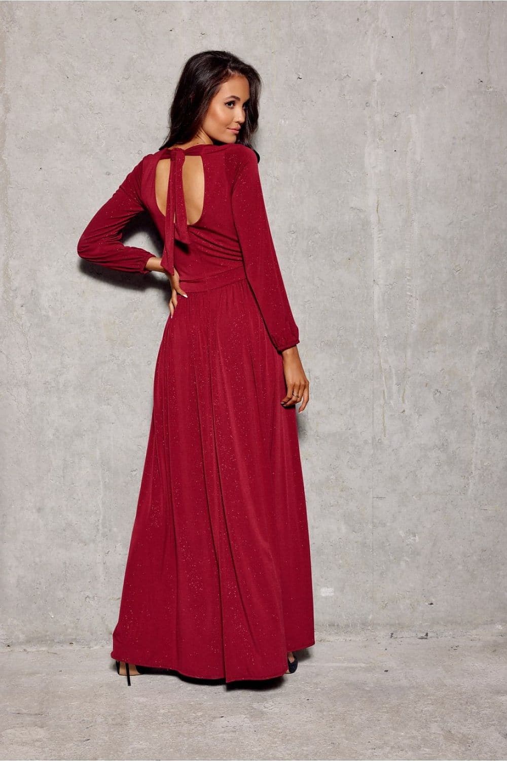 Robe longue rouge de soirée chic avec manches longues et dos nu, idéale pour gala ou mariage.
