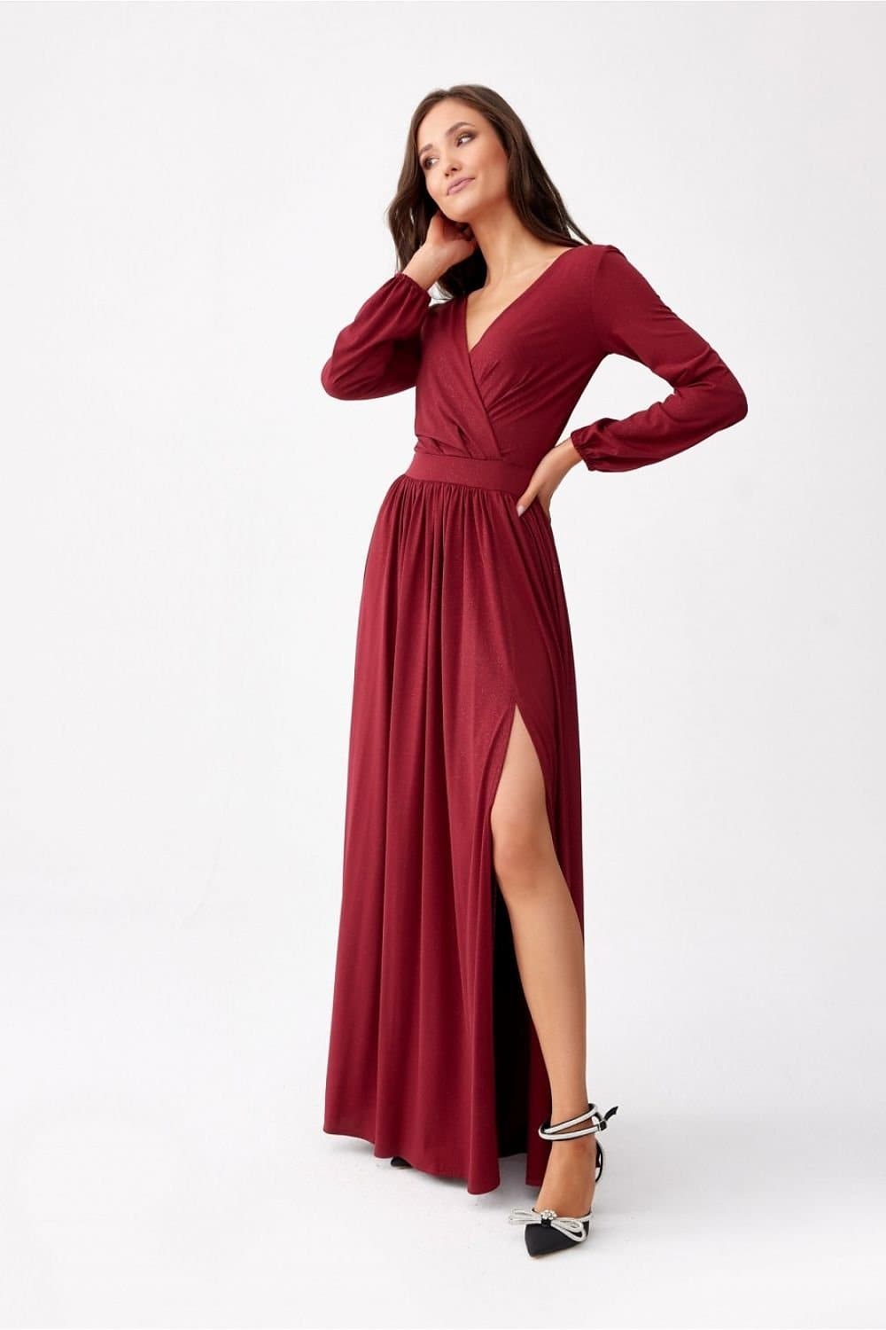 Robe longue rouge élégante pour soirée, avec manches longues et fente, silhouette fluide et chic.