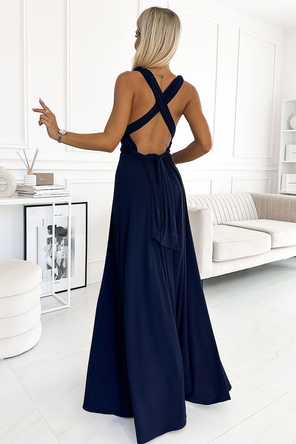 Robe longue bleue à nouer dans le dos pour soirées, style élégant avec dos nu, parfaite pour gala ou mariage invité chic.