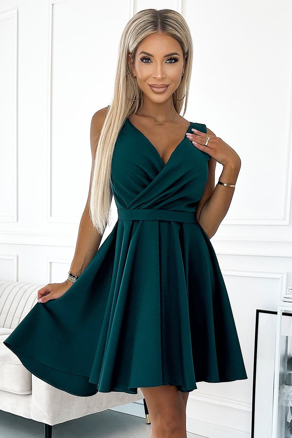 Robe asymétrique verte courte sans manches, style soirée chic et sexy, idéale pour cocktail ou événement estival.