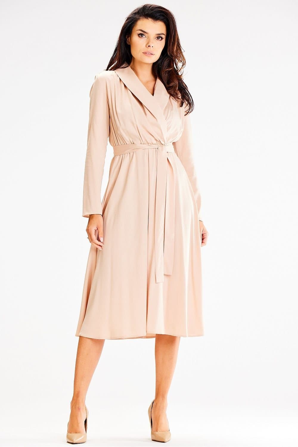 Robe beige chic habillée mi-longue avec manches longues pour soirée ou cocktail, silhouette droite et ceinturée.