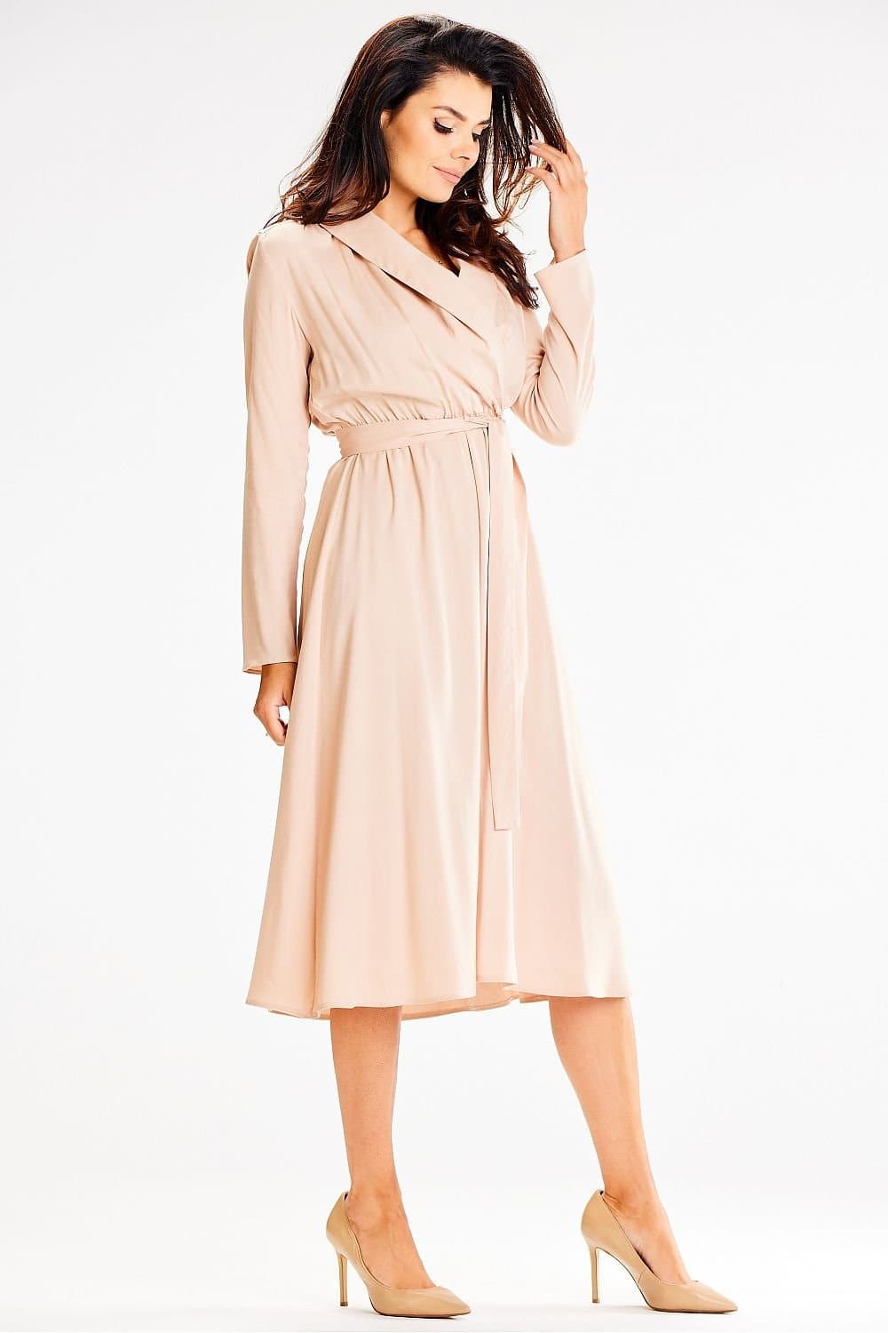 Robe beige habillée midi avec ceinture et manches longues pour cocktail ou soirée élégante, silhouette droite.