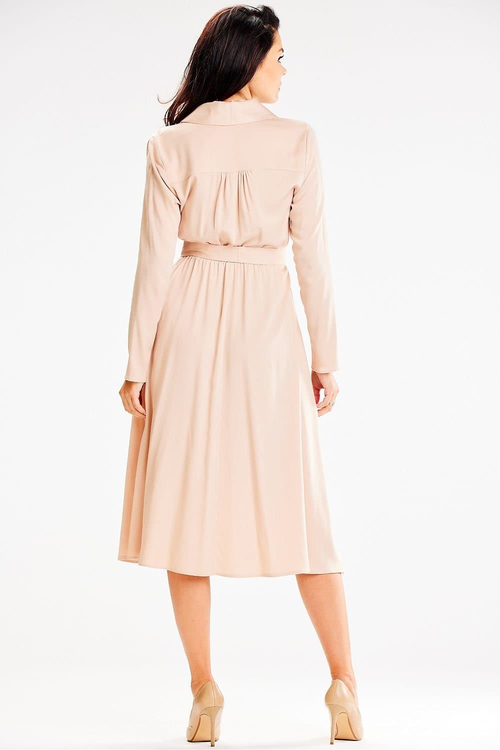 Robe beige habillée midi à manches longues pour cocktail ou soirée, élégante et fluide, avec silhouette droite.