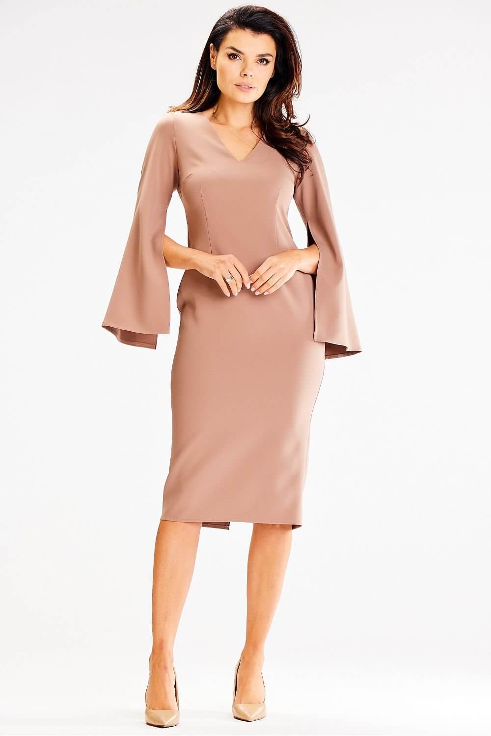 Robe beige habillée manches longues et évasées, style chic et élégante midi pour soirée ou cocktail, silhouette droite.