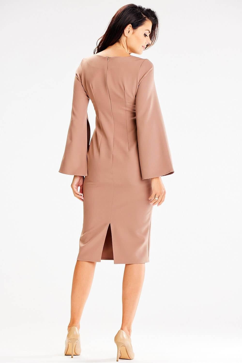 Robe beige habillée midi manches longues pour cocktail ou événement chic, avec silhouette droite et fendue à l'arrière.