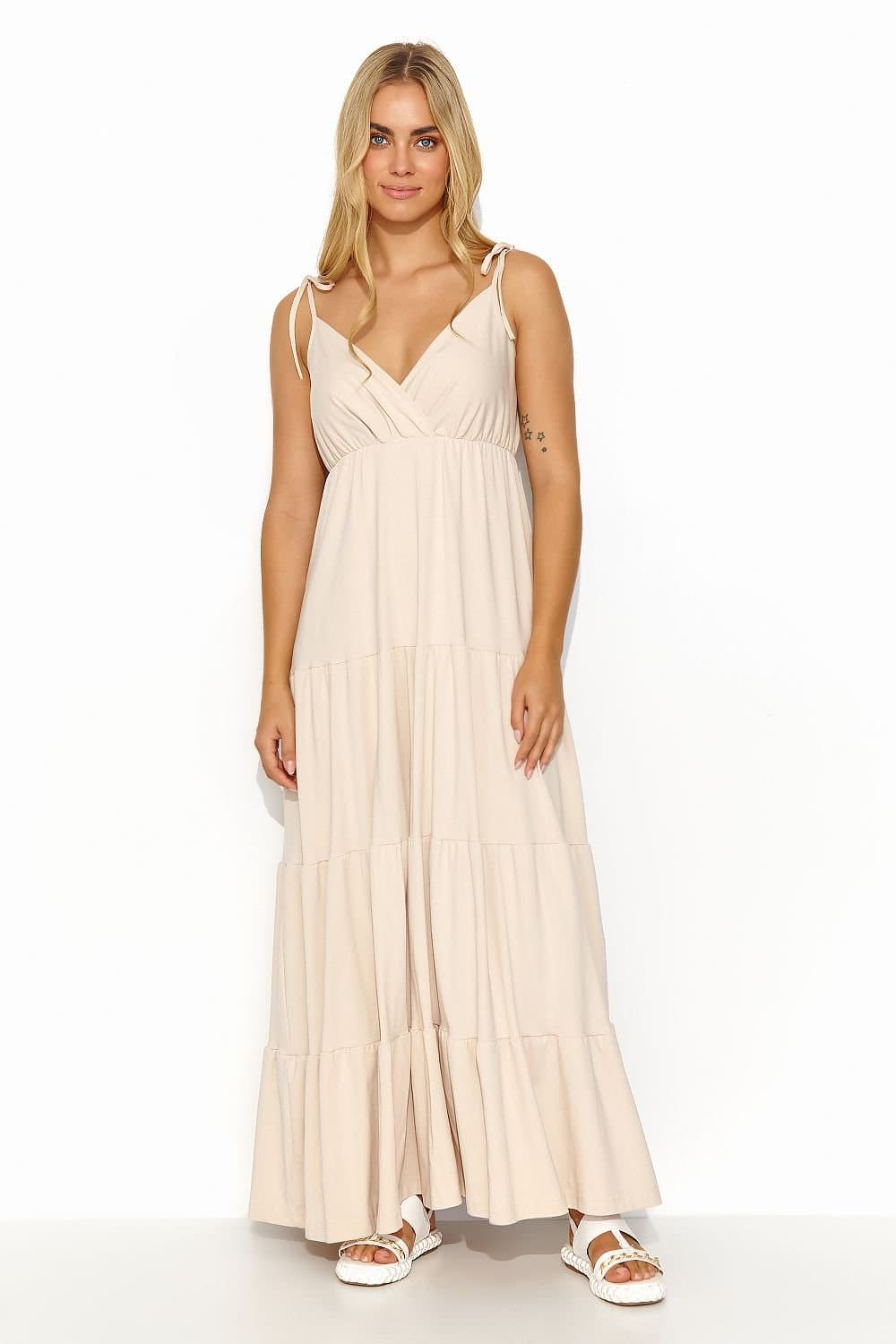 Robe beige style Empire longue fluide pour mariage invité chic avec manches courtes et décolleté en V.