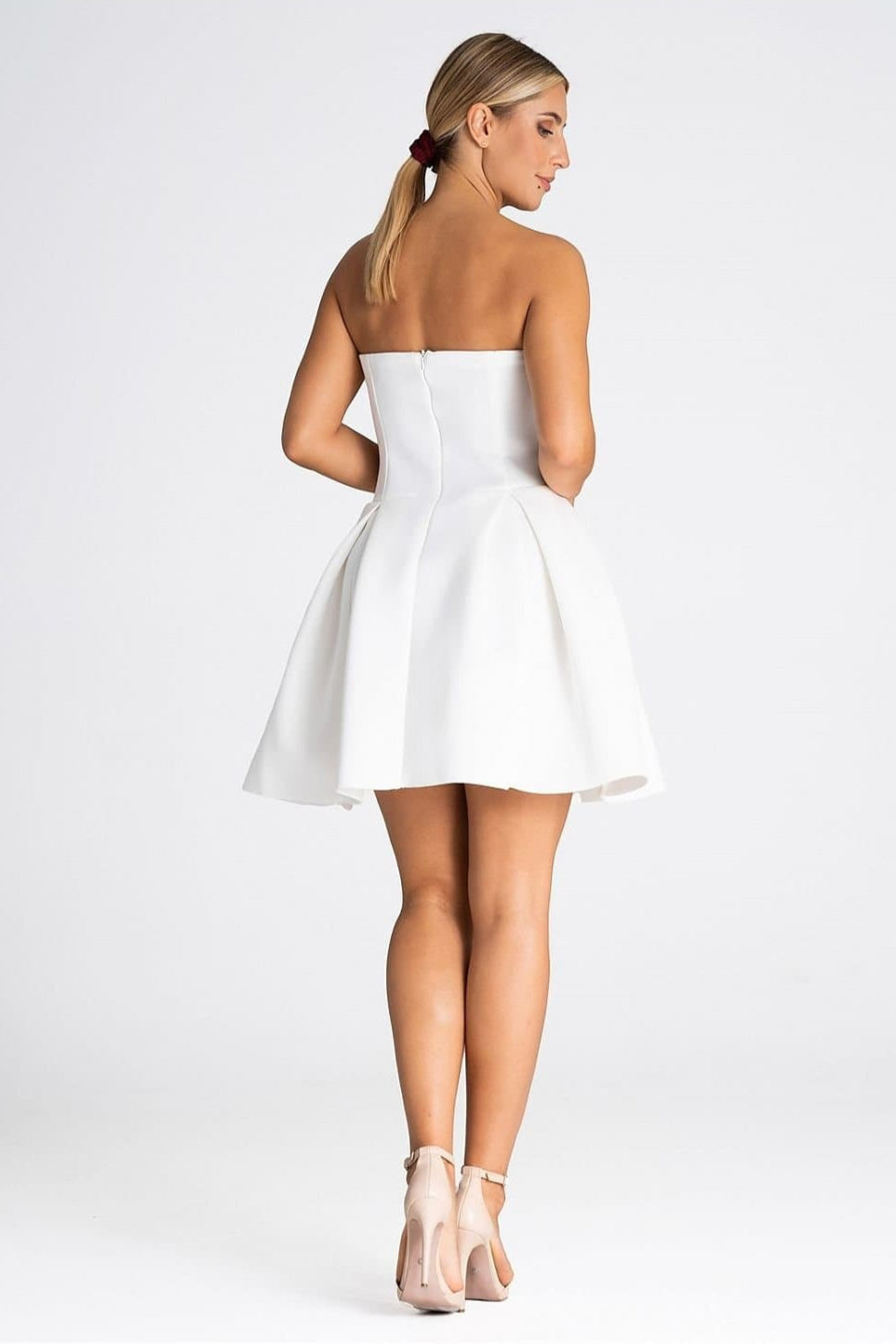 Robe blanche bustier courte pour mariage invité chic ou cocktail, silhouette princesse, sans manches.
