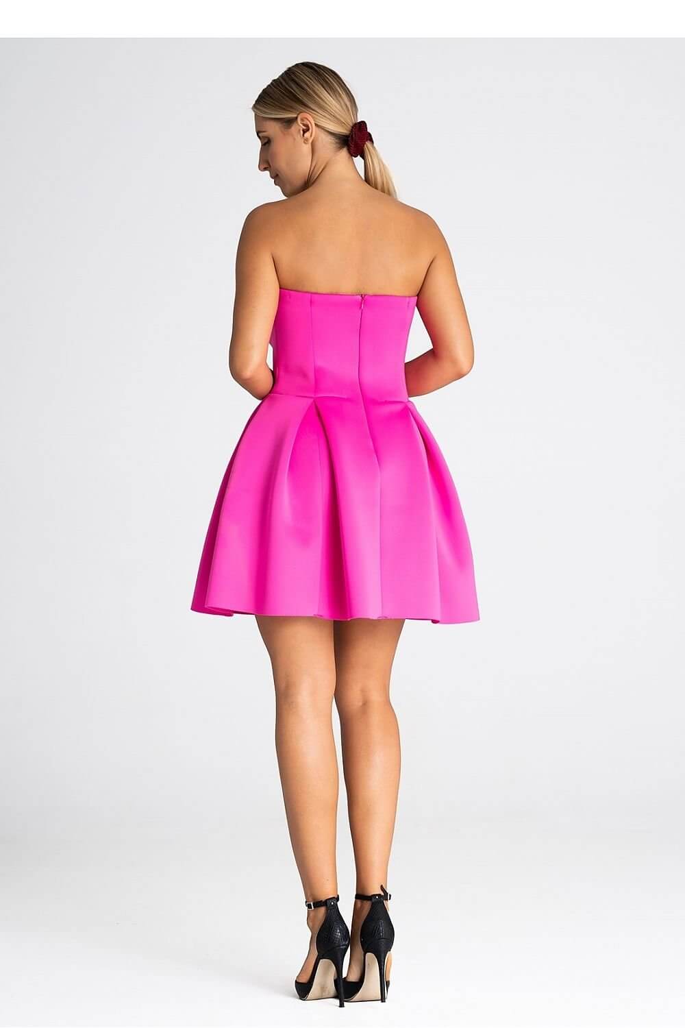 Robe bustier rose courte sans manches pour soirée chic ou cocktail, silhouette trapèze, idéale pour évènement élégant.