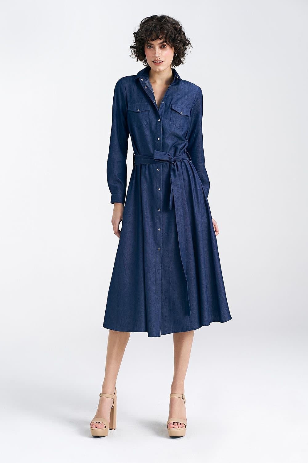 Robe chemise bleue midi à ceinture, style casual chic, manches longues, idéale pour une tenue de bureau ou sortie décontractée.