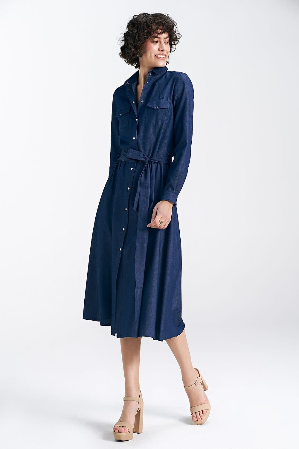 Robe chemise bleue casual midi avec ceinture, style décontracté, manches longues et coupe droite pour femme.