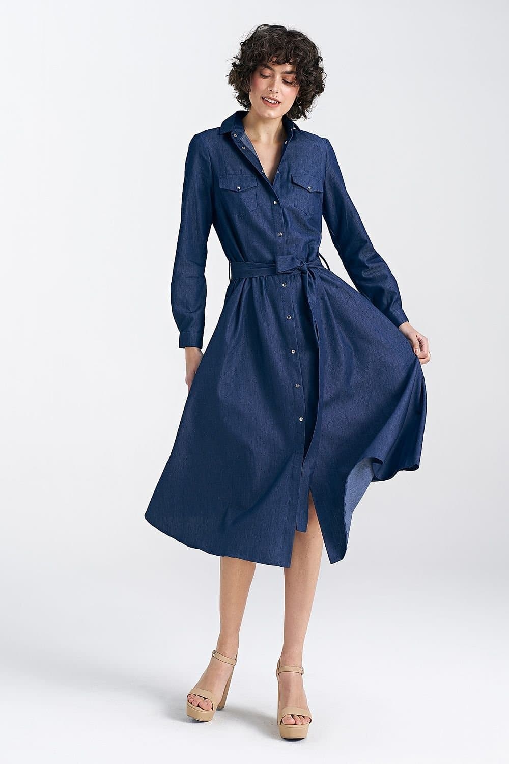 Robe chemise bleue en denim avec ceinture pour un style casual et chic, mi-longue avec manches longues et pratique pour toute saison.