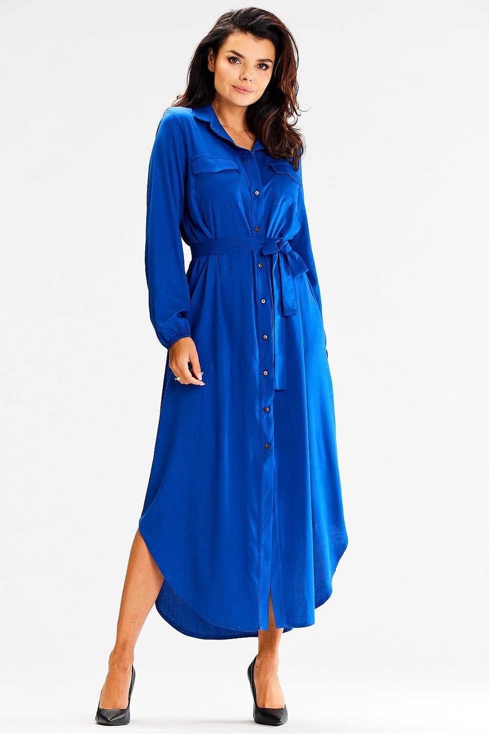 Robe chemise bleue élégante longue à manches longues, idéale pour une tenue habillée ou un événement casual.