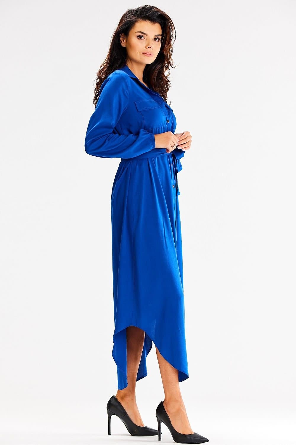 Robe chemise bleu longue à manches longues et ceinture pour une allure casual chic, idéale pour un look de journée simple et élégant.