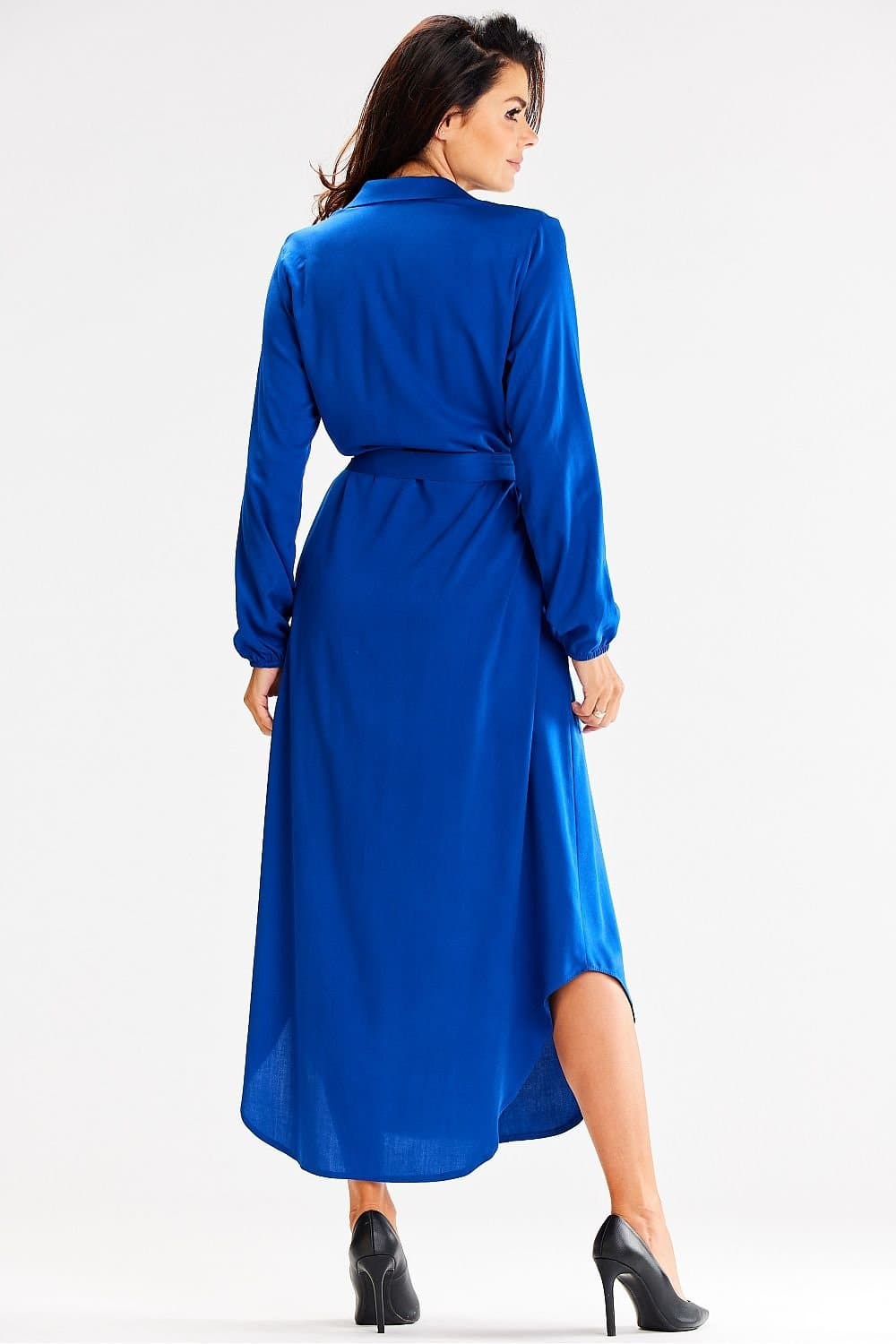 Robe chemise bleue midi élégante avec manches longues pour travail ou événement casual.