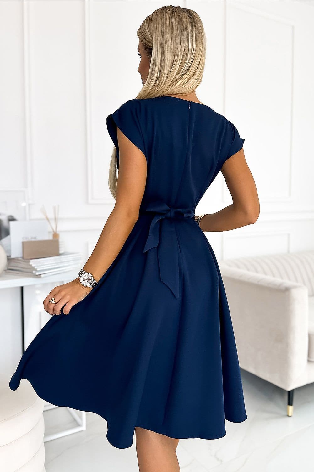 Robe chic bleu marine courte avec manches courtes et ceinture, idéale pour cocktail ou soirée.