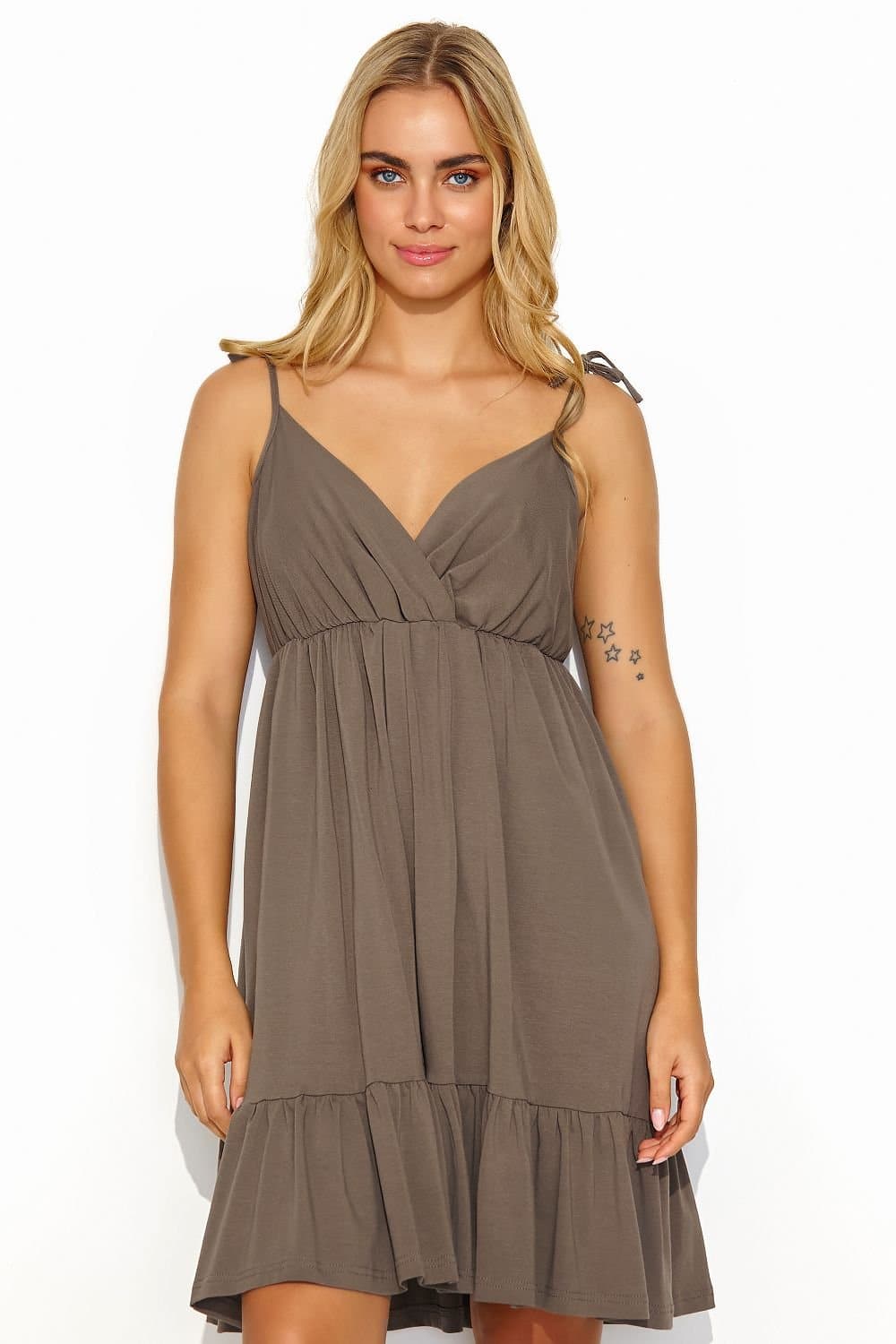 Robe d'été casual en coton beige, style fluide femme, longueur midi avec bretelles fines et décolleté en V.