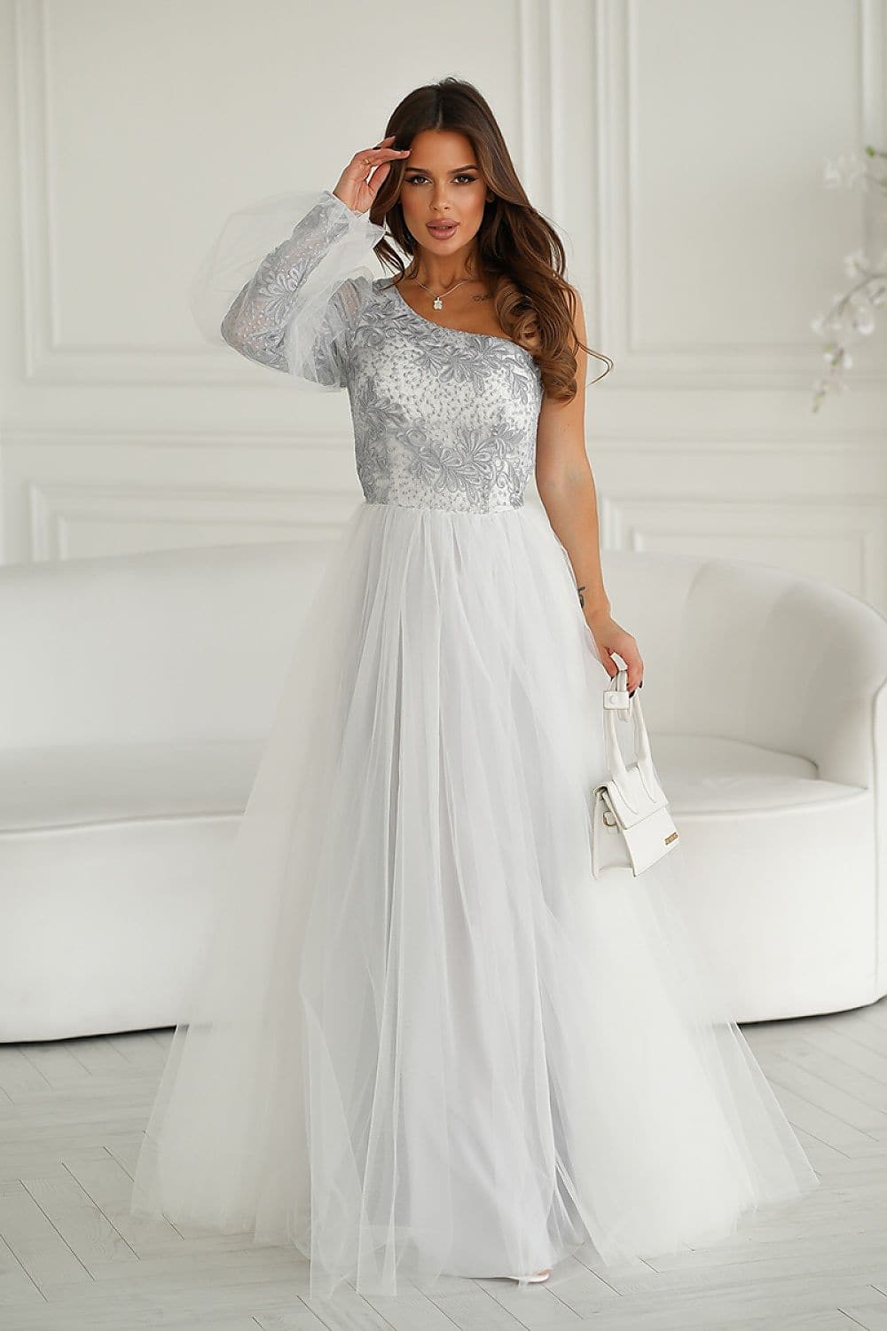 Robe blanche longue de soirée paillette avec manches longues et détail transparent pour bal de fin d'année.