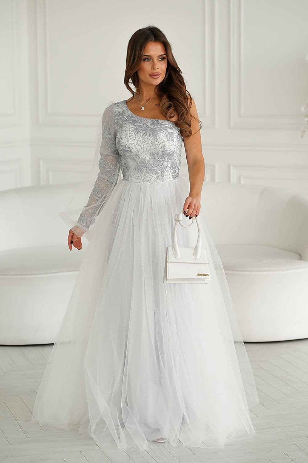 Robe blanche longue soirée chic manches longues pour gala ou bal de fin d'année avec détails en dentelle et jupe évasée.