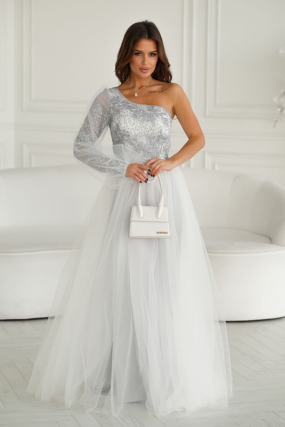 Robe de soirée chic blanche longue avec manche longue et silhouette princesse pour bal de fin d'année.