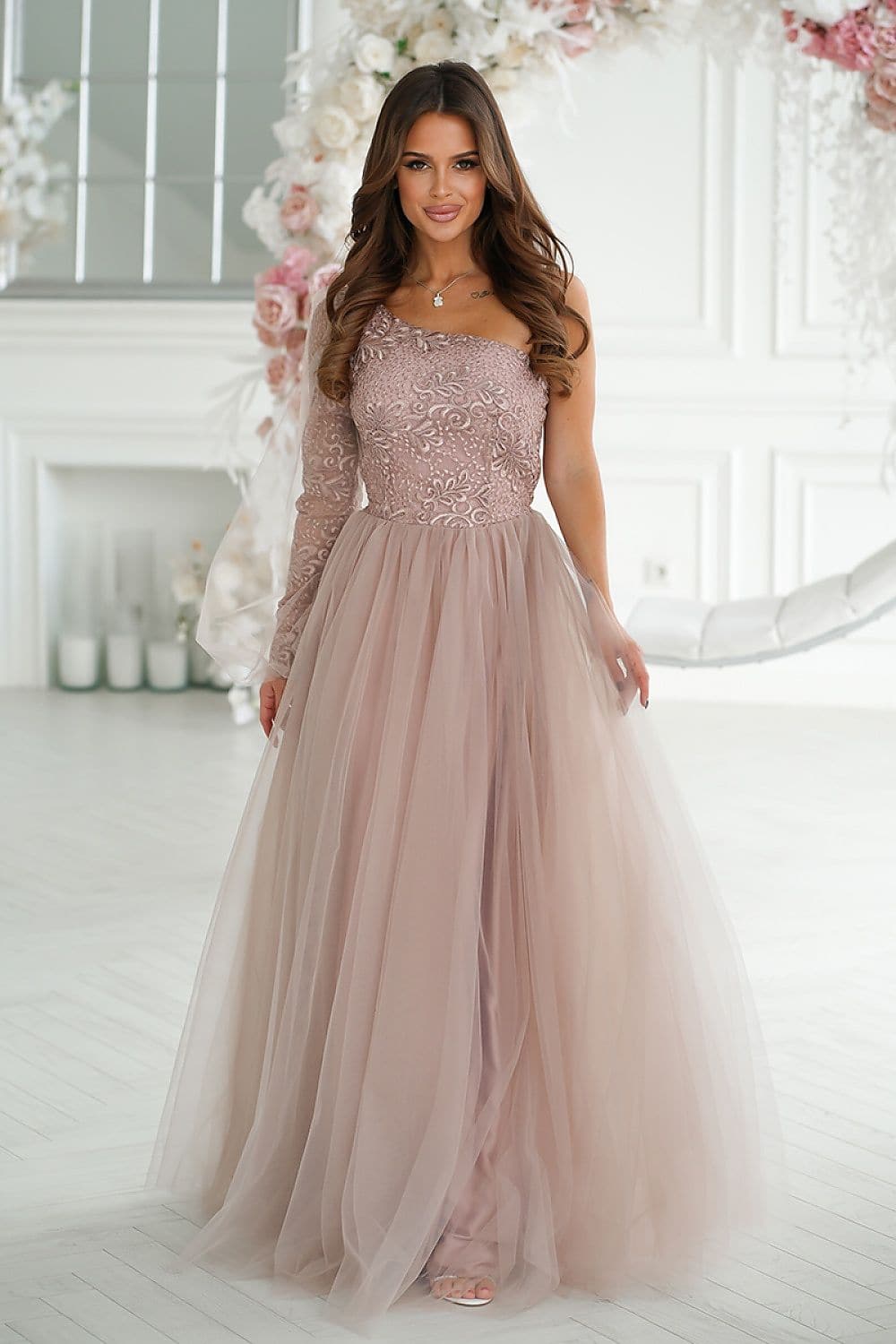 Robe de bal rose poudré longue sans manches avec détails en dentelle pour soirée chic et élégante.