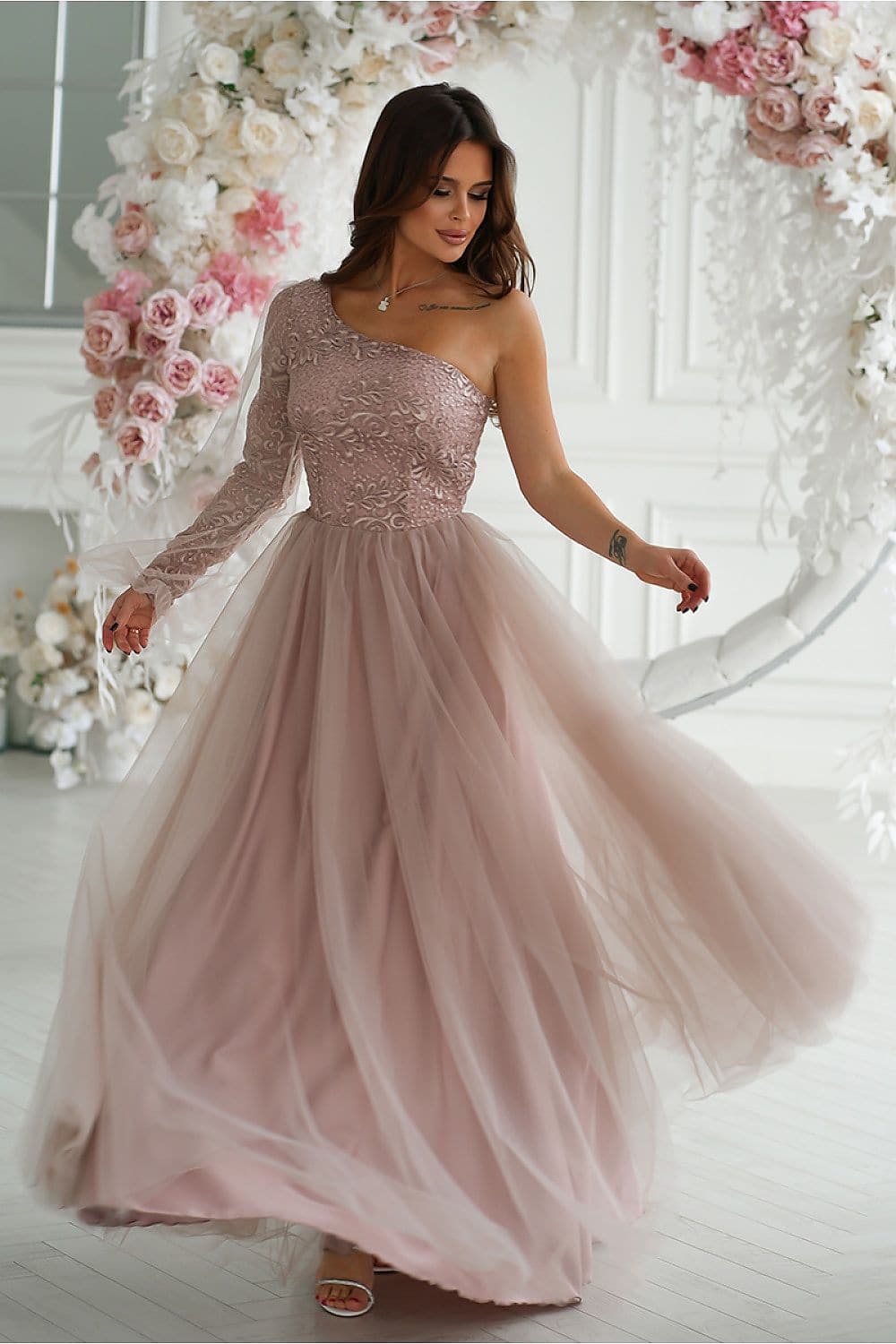 Robe de bal rose poudré longue manche longue dentelle et tulle pour soirée chic, silhouette princesse.