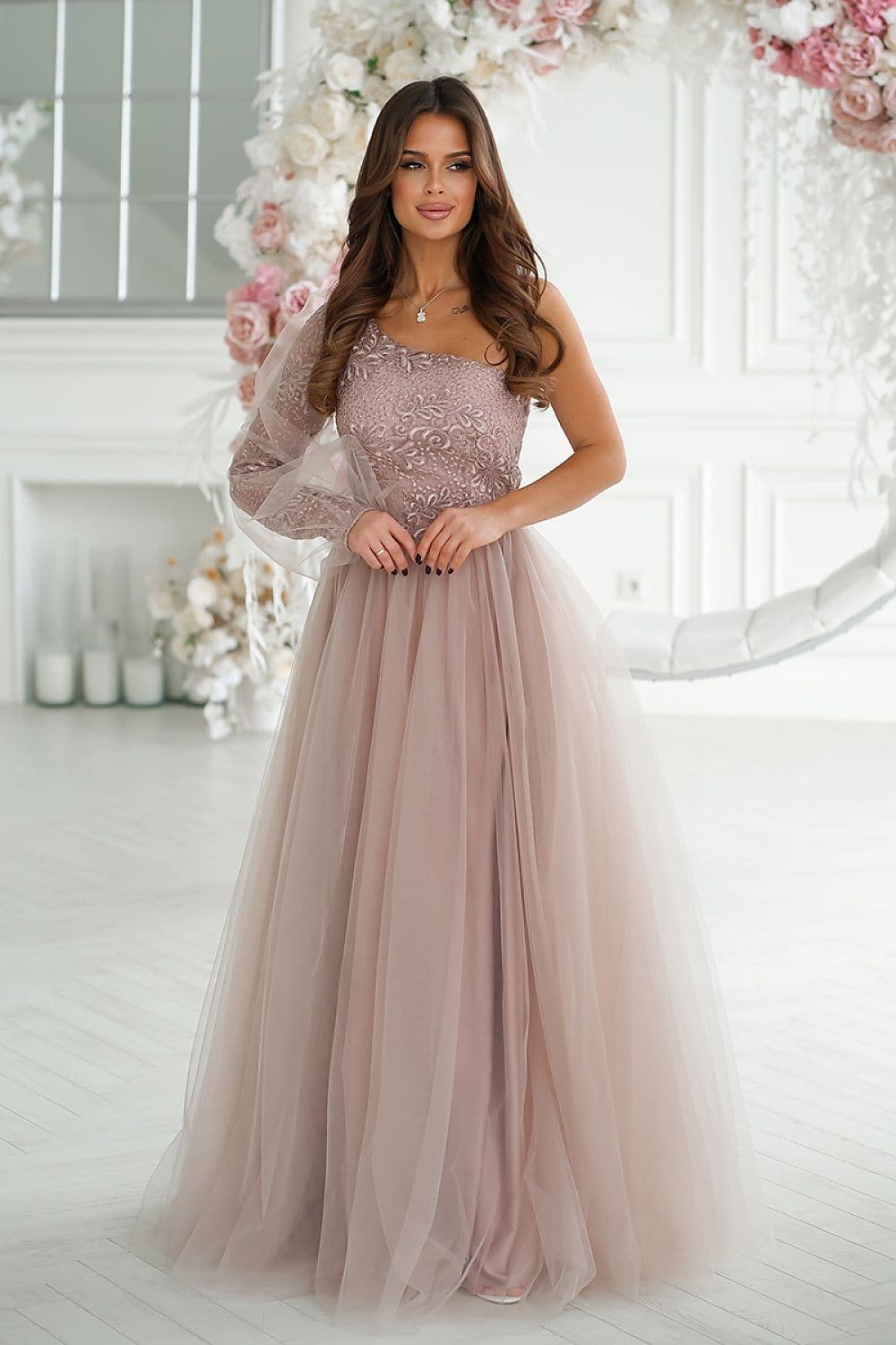 Robe de bal rose poudré longue sans manches avec corsage brodé et jupe en tulle pour soirée élégante.