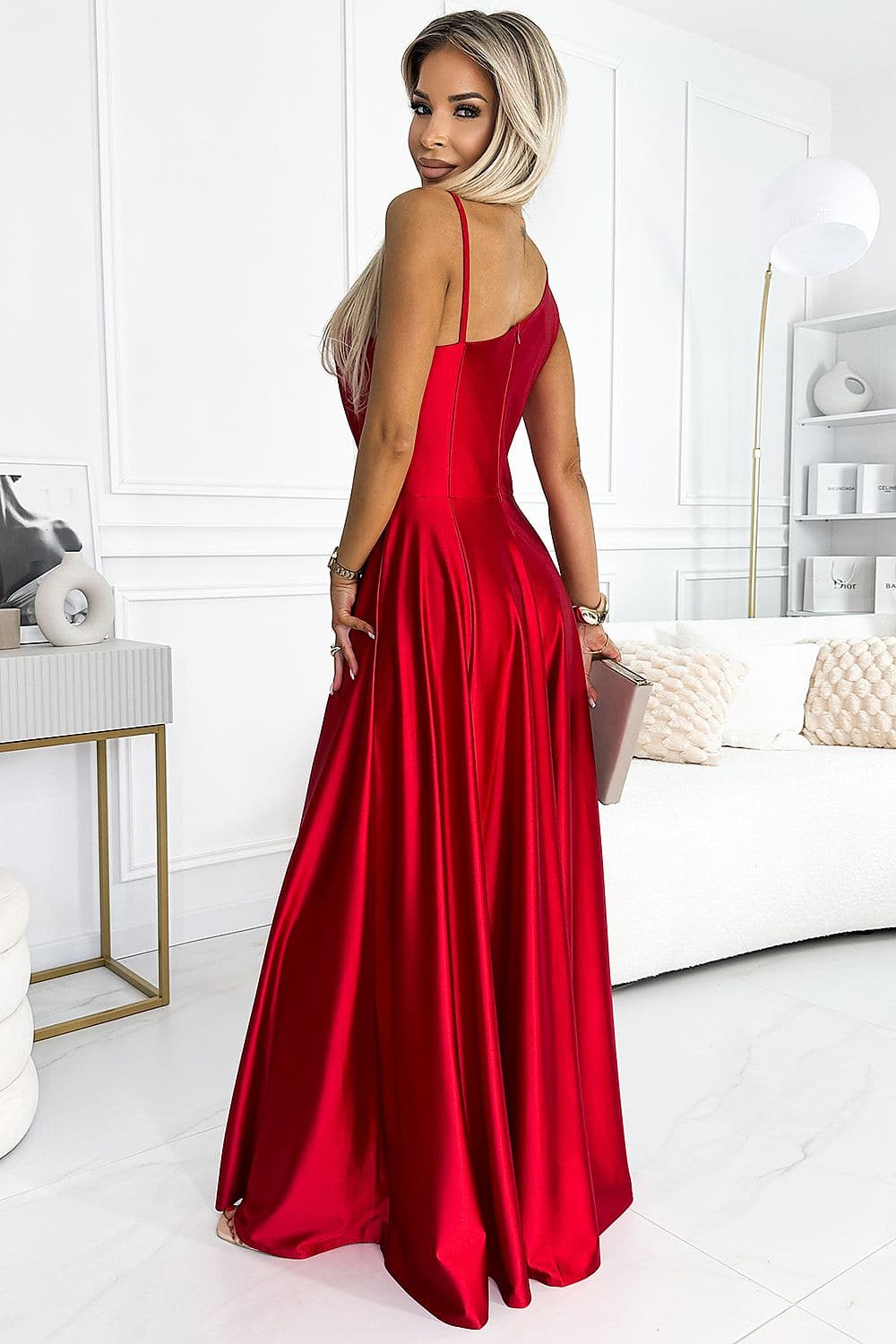 Robe de bal rouge chic sans manches et longue idéale pour soirée ou nouvel an, silhouette élégante et dos nu.