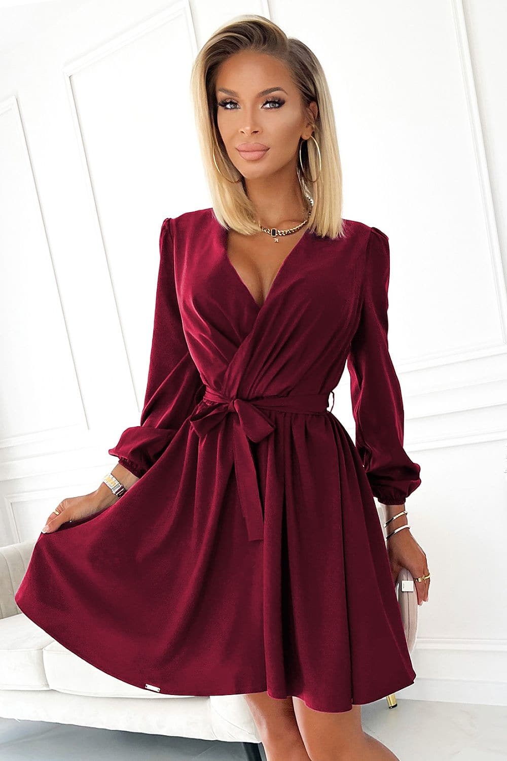 Robe de cocktail bordeaux avec manches longues et ceinture, style chic et féminin, longueur midi, parfaite pour évènements.