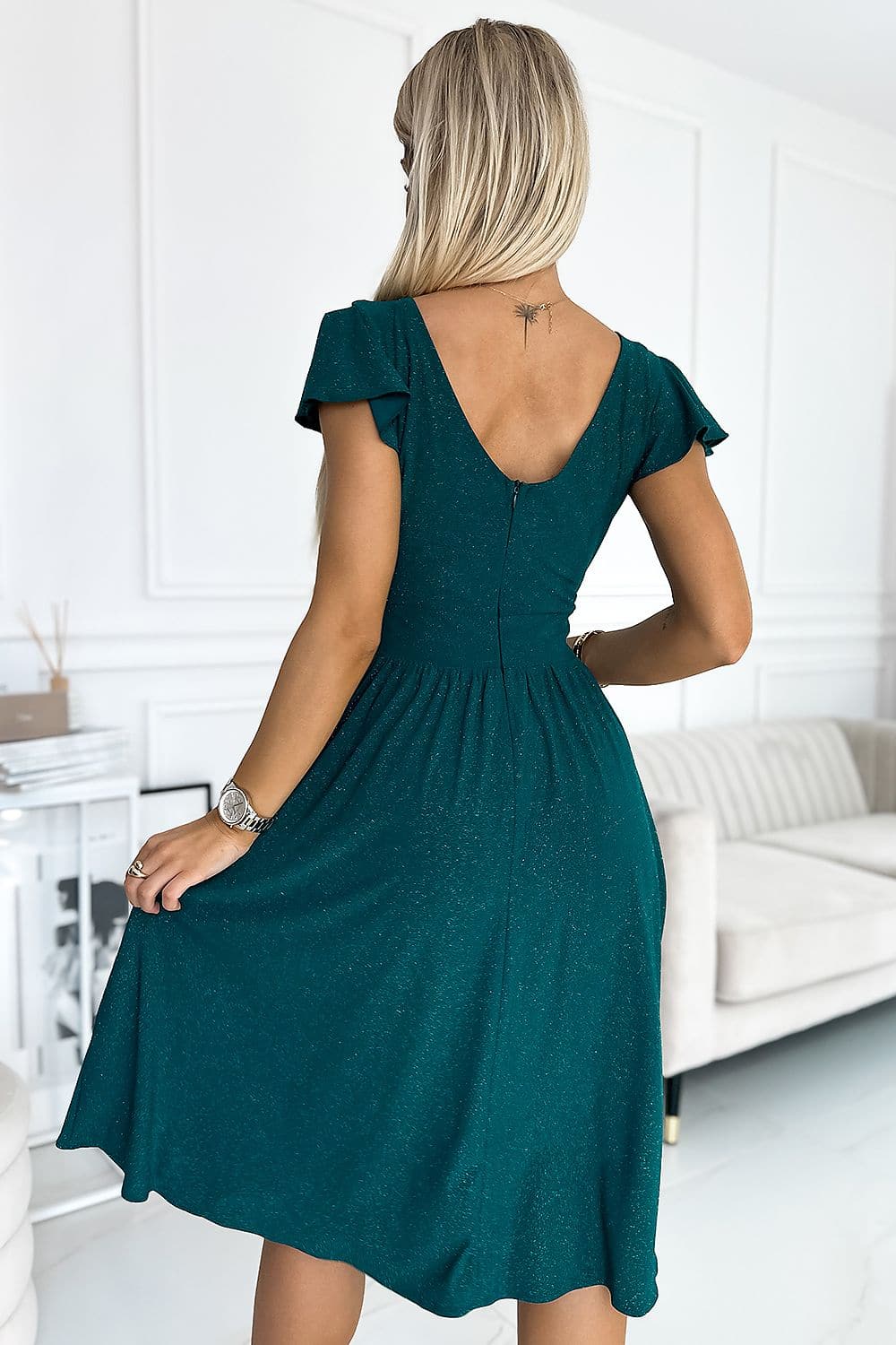 Robe de cocktail verte midi à manches courtes et décolleté en V pour soirée chic et élégante.