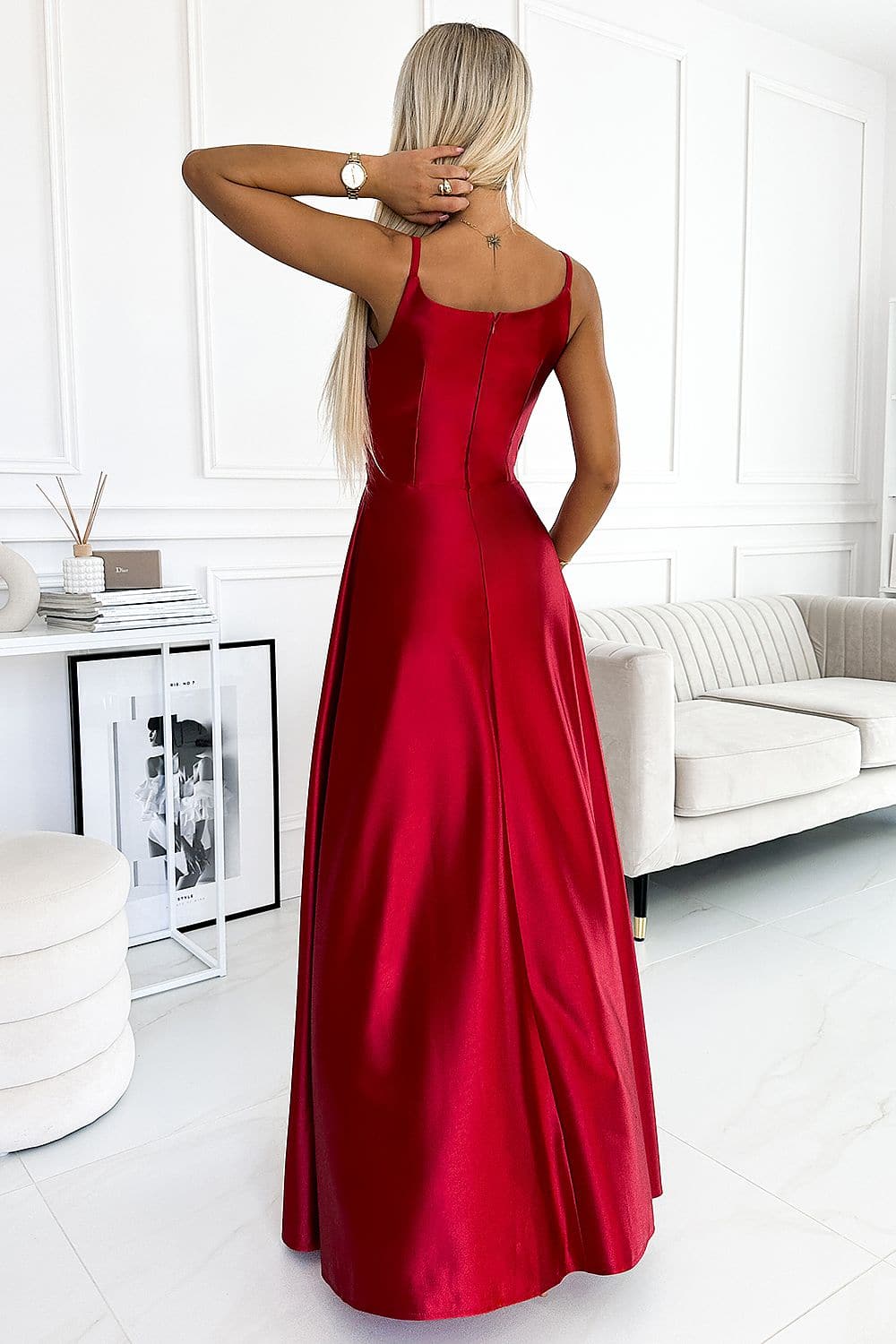 Robe gala rouge longue sans manches pour femme, élégante pour événement spécial, silhouette princesse, disponible en boutique.